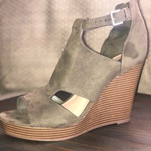 Parker & Sky Cutout Olive/Taupe Suede Wedges Size 10